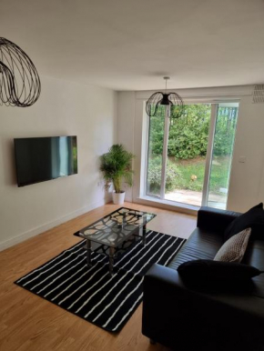 London City Stays - Modern 2 bedroom apartment with FREE PARKING AND GYM ACCESS
